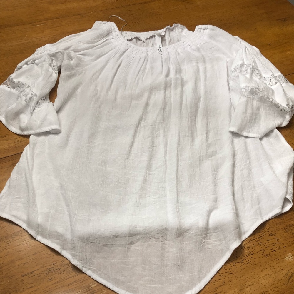 White light weight top. Plus size 1X.